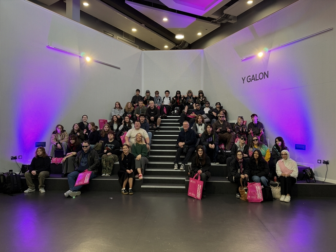 Students sitting in Y Galon